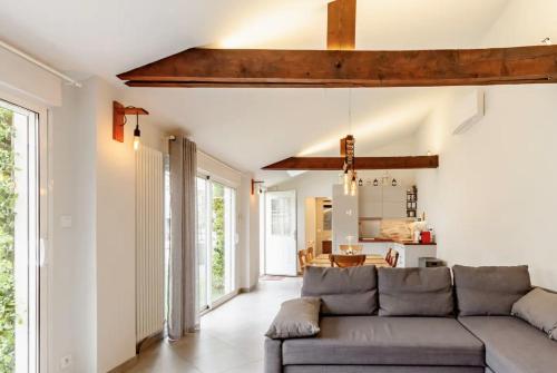 a living room with a couch and a kitchen at Studio indépendant avec Jacuzzi in Sartrouville
