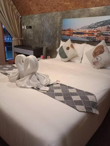 a hotel room with towels on a bed at เรินนายหัว by KOYAD RESORT in Ban Wat Khao
