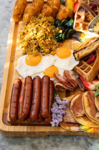 een dienblad met worst en andere voedingsmiddelen bij La Petite Résidence in Kigali