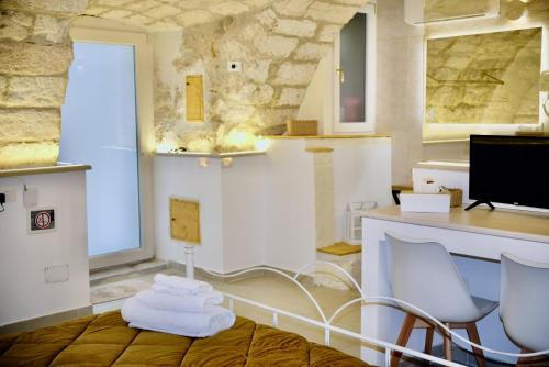 a room with two chairs and a desk with a computer at La Conchiglia in Molfetta