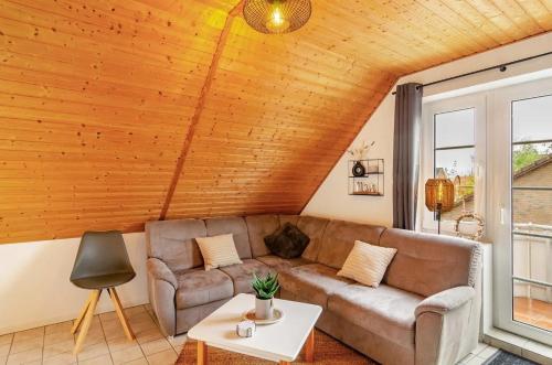 un soggiorno con un divano e un tavolo di KleineMuschelbude a Dornum