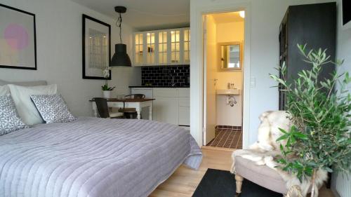 a bedroom with a large bed and a kitchen at Dragondrum Bed & Kitchen in Ullerslev