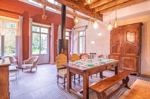 une salle à manger avec une table et des chaises en bois dans l'établissement Chambre rénovée en 2024 avec cuisine-séjour-salon partagés, à Bessé-sur-Braye