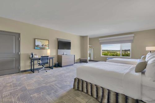 Postel nebo postele na pokoji v ubytování Best Western Plus Fillmore Inn & Suites