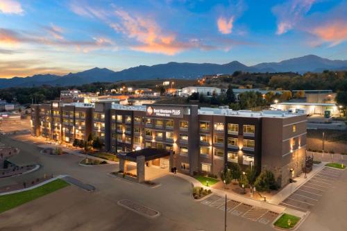 Una vista aérea de un hotel con estacionamiento. en Best Western Plus Fillmore Inn & Suites, en Colorado Springs