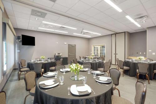 Un restaurante o sitio para comer en Best Western Plus Fillmore Inn & Suites