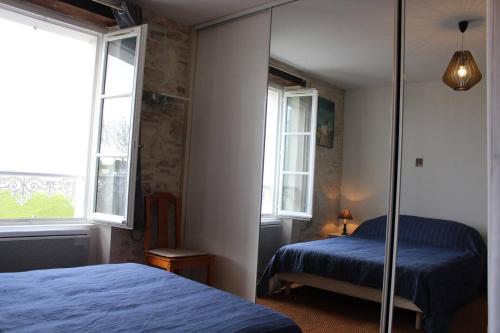 une chambre avec deux lits et deux fenêtres dans l'établissement Appt 2 pièces ILE DE RE IDR400-002, à Saint-Martin-de-Ré