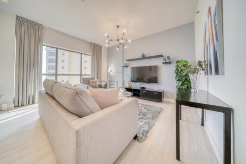 High Floor 2BR With a View of the Dubai Marina Canal Steps Away From the Beach , Shams 1, JBR by Deluxe Holiday Homes