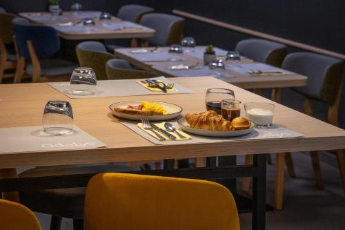Comida en o cerca de este apartahotel