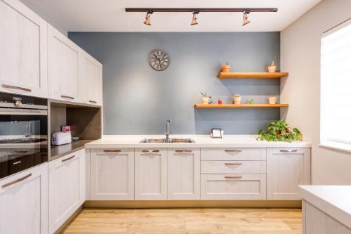 Kuchyň nebo kuchyňský kout v ubytování Cosy 2BR home, centre of Msida with full amenities by 360 Estates