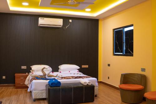 a hospital room with a bed and a window at Nika Inn Himandhoo in Himandhoo 
