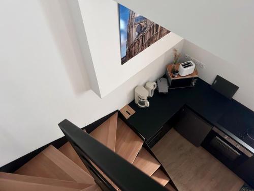 une vue aérienne d'un salon avec une table et des chaises dans l'établissement La Maison d'Alcyone by Melrose, à Bayeux
