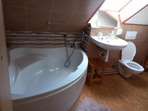 Un baño de Apík u Milušky