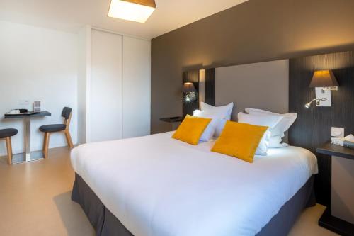 Postel nebo postele na pokoji v ubytování Appart Hotel Odalys City Rennes Lorgeril