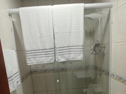 Et badeværelse på Aluguel casa azul