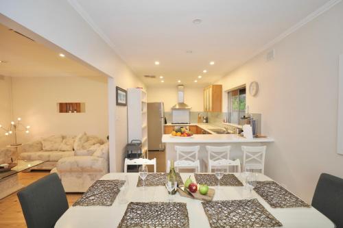 Ruang duduk di Ocean views on ocean blvd
