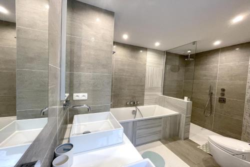 une salle de bain avec une baignoire, un lavabo et des toilettes dans l'établissement Villa moderne avec belle vue mer, à Porto-Vecchio