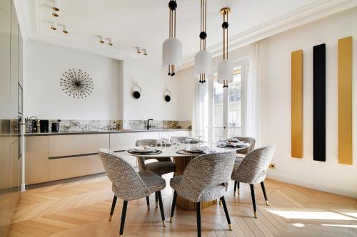 une salle à manger avec une table et des chaises dans l'établissement Écrin de Prestige à Dauphine, à Paris