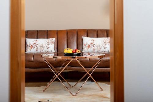 a table with fruit on it in front of a couch at Ferien im Paradies - Wohnung Prima in Höchst