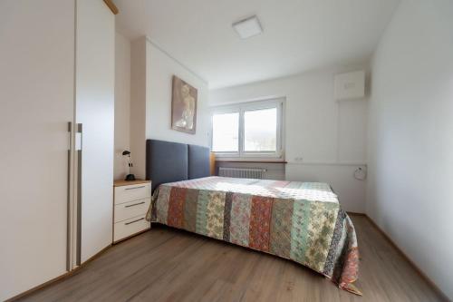 a bedroom with a bed and a dresser and a window at Ferien im Paradies - Wohnung Prima in Höchst