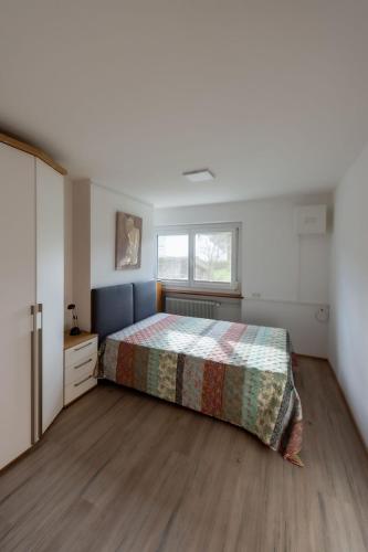 a large bedroom with a bed and a window at Ferien im Paradies - Wohnung Prima in Höchst