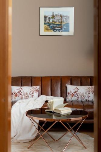 a coffee table with books on it next to a bed at Ferien im Paradies - Wohnung Prima in Höchst