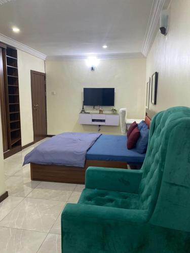 una camera da letto con un letto grande e un divano di Studio apartment a Ikeja