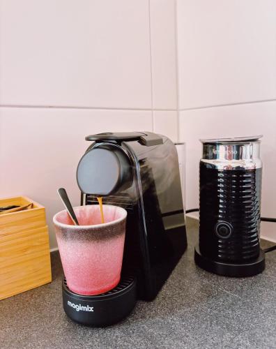 a coffee maker and a drink on a counter at Bungalow Doris met Hottub | 4 personen - Vakantiepark De Kremmer in Gasselte