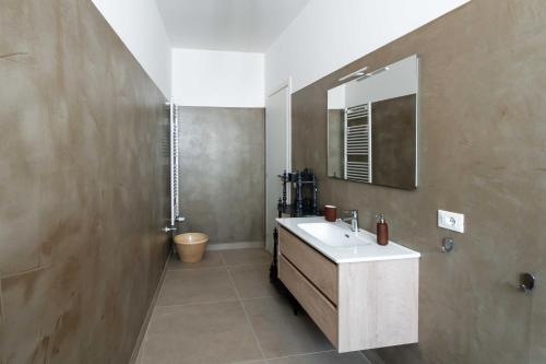 un baño con lavabo y espejo en Villa Magliese, en Maglie