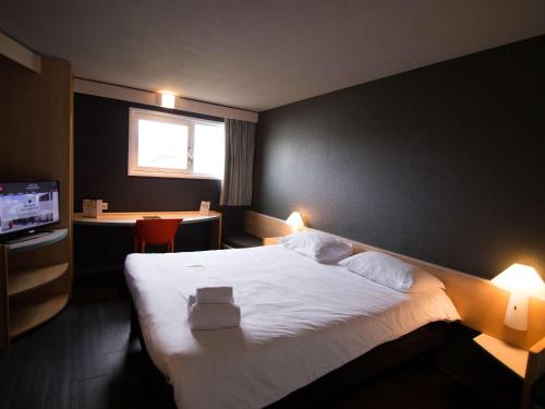Una cama o camas en una habitación de ibis Rennes Beaulieu