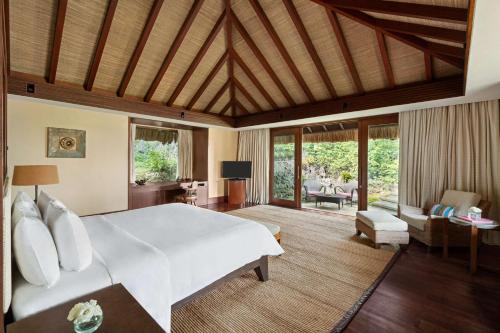 长滩岛Shangri-La Boracay的一间带一张白色大床的卧室和一间客厅