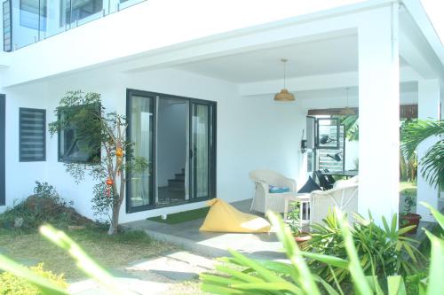 Taman di luar La Frangipane Villa