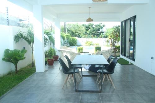 Kawasan patio atau luaran di La Frangipane Villa