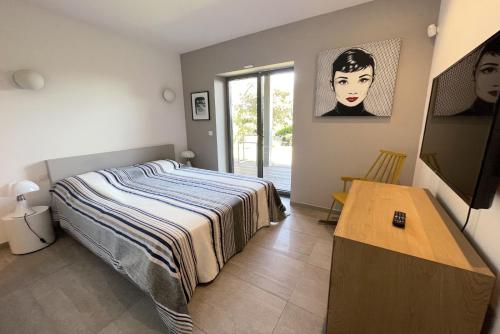 une chambre avec un lit et une table dans l'établissement Villa moderne avec belle vue mer, à Porto-Vecchio
