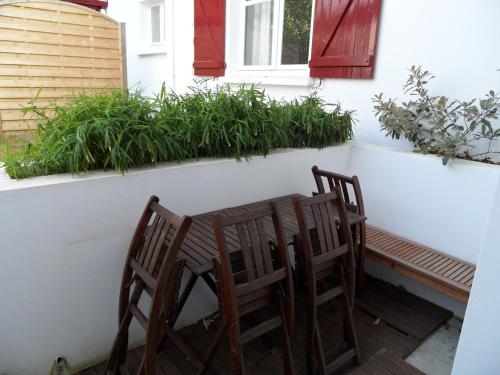 two chairs and a table in front of a window at Pinpirinia min 3 nuits in Guéthary