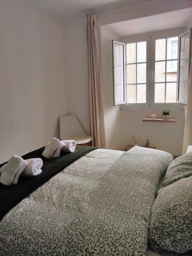 a bedroom with a bed with two towels on it at O Soño de Santiago - Casa rural Mondoñedo, Galicia in Mondoñedo