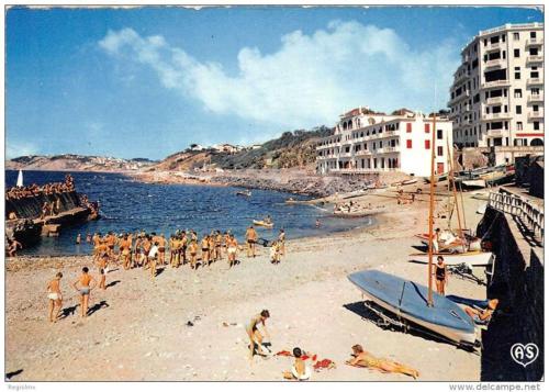a group of people on a beach near the water at Pinpirinia min 3 nuits in Guéthary