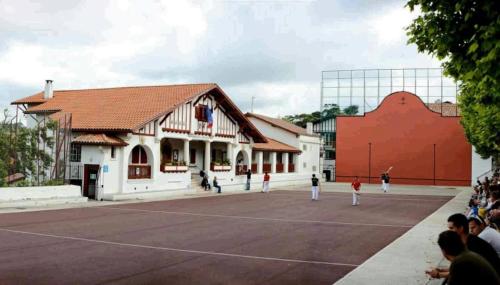 a group of people playing a game on a basketball court at Pinpirinia min 3 nuits in Guéthary