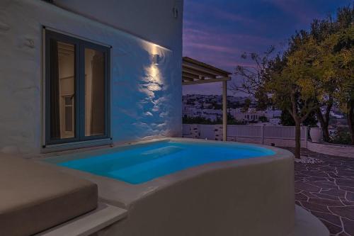 Poolen vid eller i närheten av Rabagas Suites Luxury - In The Heart of Sifnos