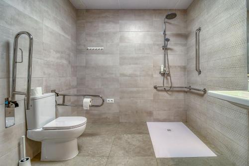 a bathroom with a toilet and a sink at Villa Montgrau in Llano de Gorra