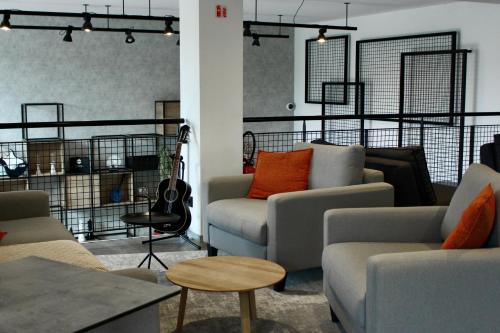 a living room with couches and a table at ibis Dijon Sud in Perrigny-lès-Dijon