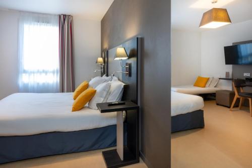 Cama o camas de una habitación en Appart Hotel Odalys City Rennes Lorgeril