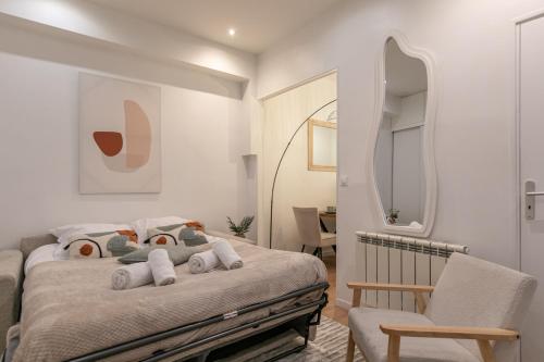 une chambre avec un lit avec des serviettes dessus dans l'établissement MBA - Courcelles - Splendide Appartement, à Paris
