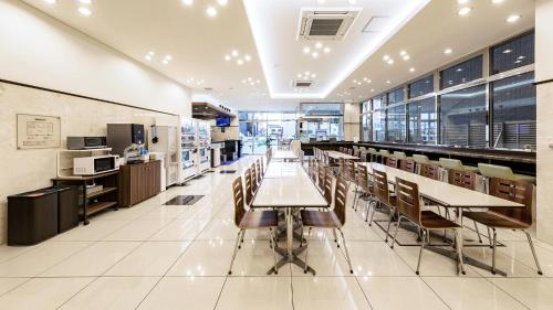 知立市にある東横イン名鉄知立駅前の建物の中にテーブルと椅子があるカフェテリア