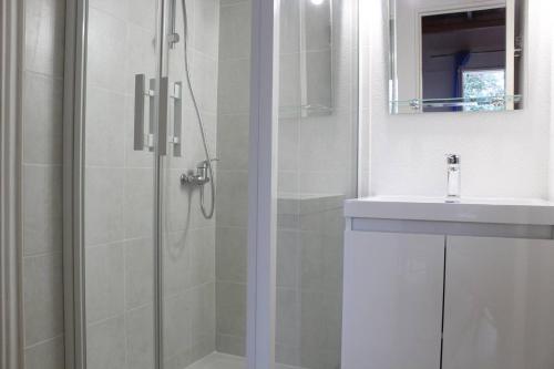 un baño con ducha y lavabo en Appartement 2 pièces 4 couchages Dolus d'Oléron DDO000-008, en Dolus d'Oléron