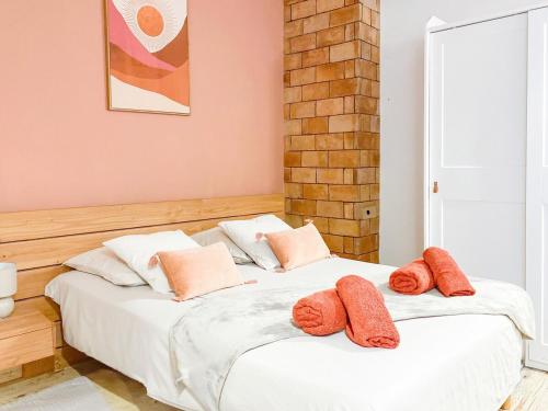 - une chambre avec 2 lits et des serviettes rouges dans l'établissement The Bohemian Jacuzzi, Ideal for families or friends, à Avignon