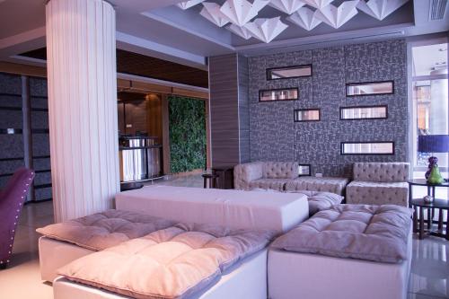里奧加耶戈斯的住宿－里奧加耶戈斯公寓式酒店，带沙发和桌椅的客厅