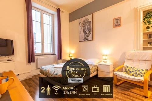 a room with a sign that says refrigerator chef works pharmacy at Résidence du Parc appartement calme in Châtel-Guyon