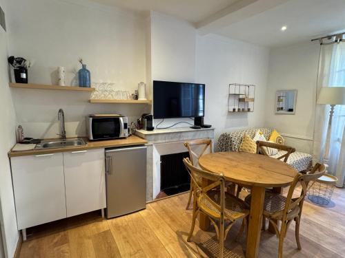 une cuisine avec une table et une salle à manger dans l'établissement Nid d amour en plein coeur des clochets, au Beausset