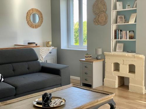un salon avec un canapé et une table dans l'établissement Refuge Côté Terre by Melrose, à Blay